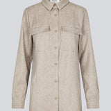 Lang beige skjorte med foldede detaljer fortil. KalemMD shirt har to brystlommer, knappelukning fortil og slids i siderne.