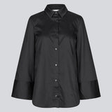 Oversize skjorte med løse brede ærmer. KalleMD shirt har skjortekrave og manchet med knappelukning.