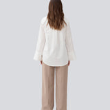Oversize hvid skjorte med løse brede ærmer. KalleMD shirt har skjortekrave og manchet med knappelukning.