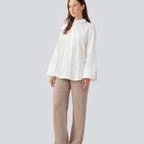 Oversize hvid skjorte med løse brede ærmer. KalleMD shirt har skjortekrave og manchet med knappelukning.