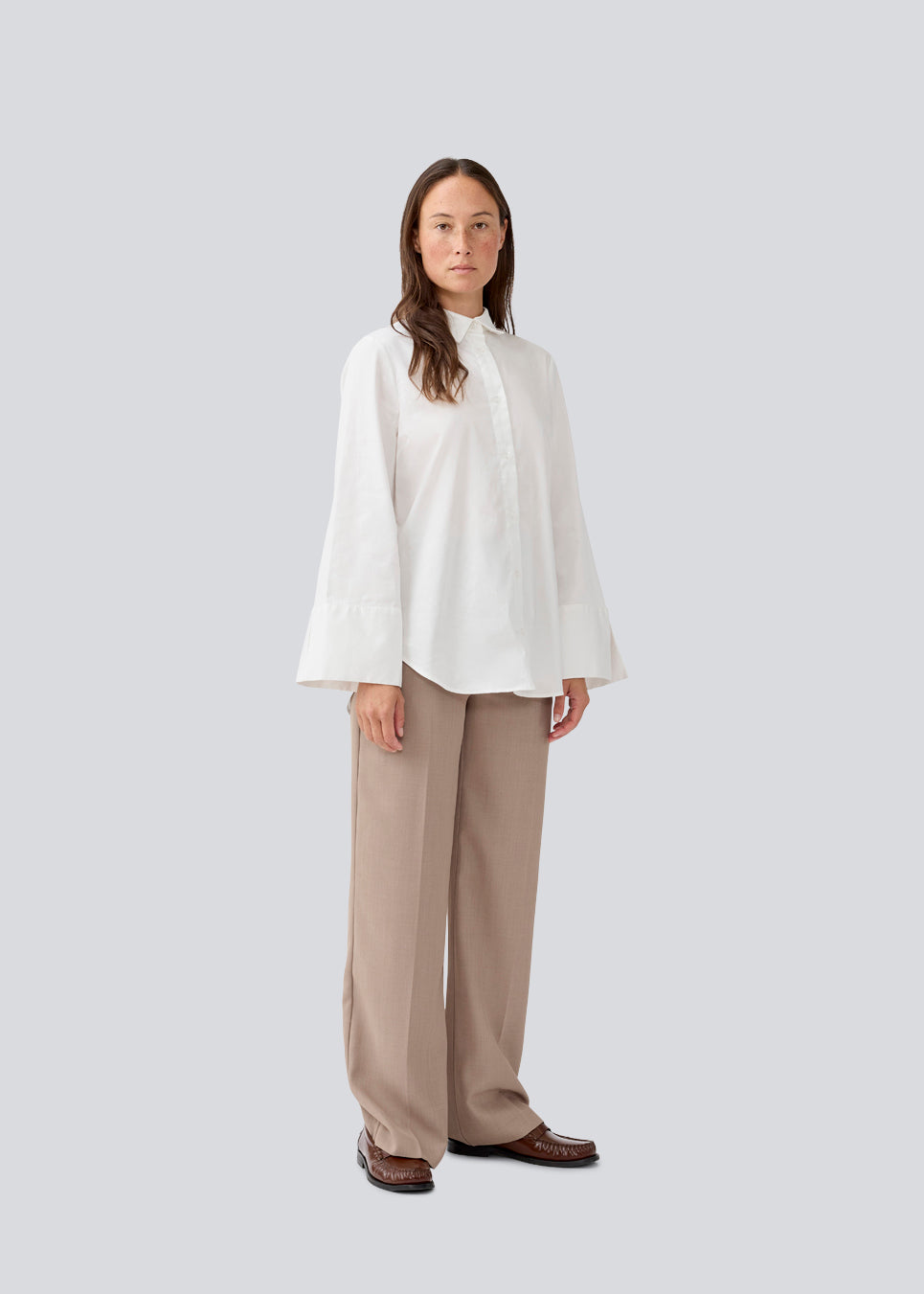 Oversize hvid skjorte med løse brede ærmer. KalleMD shirt har skjortekrave og manchet med knappelukning.