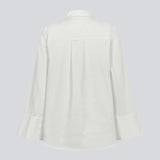 Oversize hvid skjorte med løse brede ærmer. KalleMD shirt har skjortekrave og manchet med knappelukning.