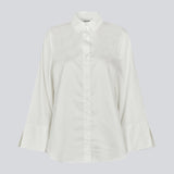 Oversize hvid skjorte med løse brede ærmer. KalleMD shirt har skjortekrave og manchet med knappelukning.
