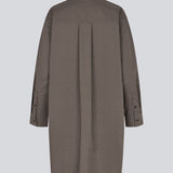 Oversize skjorte kjole med rhinsten. KambellMD dress har skjortekrave, knappelukning fortil samt manchet med knaplukning.