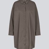Oversize skjorte kjole med rhinsten. KambellMD dress har skjortekrave, knappelukning fortil samt manchet med knaplukning.