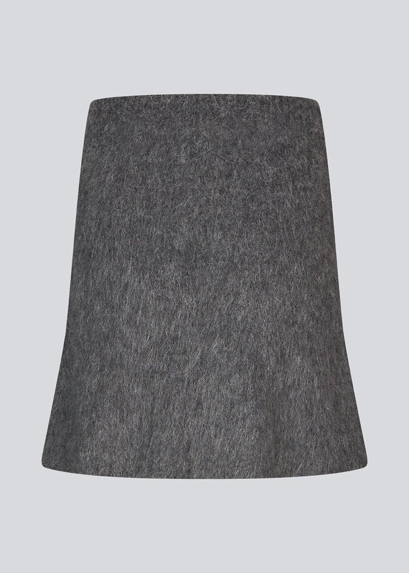 Kort grå nederdel I blød strik. KaneD skirt har en løs pasform og elastik i taljen.