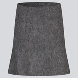 Kort grå nederdel I blød strik. KaneD skirt har en løs pasform og elastik i taljen.