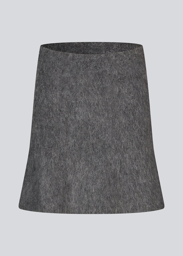 Kort grå nederdel I blød strik. KaneD skirt har en løs pasform og elastik i taljen.