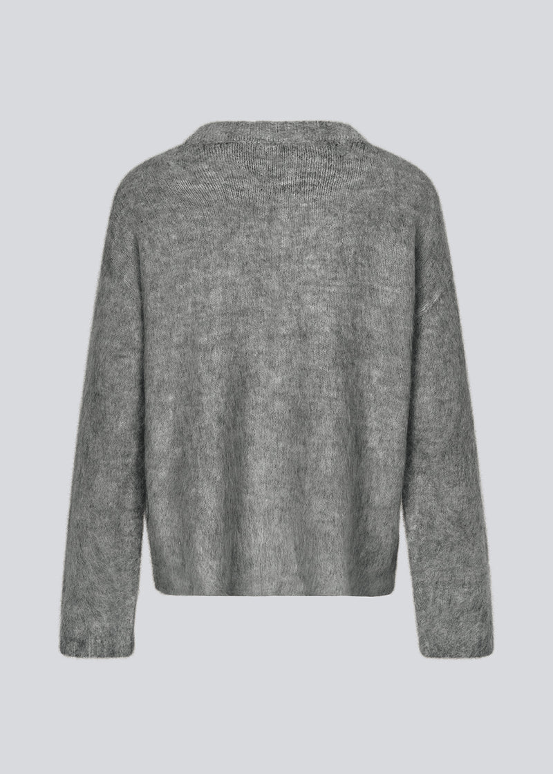 Blød strik i mørk grå med v-udskæring. KaneMD v-neck har en løs pasform og lavskuldersøm.&nbsp;