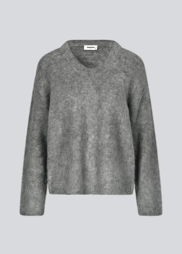 Blød strik i mørk grå med v-udskæring. KaneMD v-neck har en løs pasform og lavskuldersøm.&nbsp;
