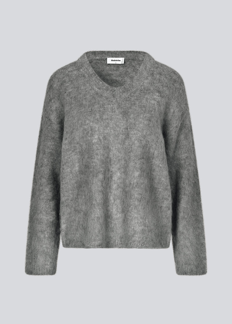 Blød strik i mørk grå med v-udskæring. KaneMD v-neck har en løs pasform og lavskuldersøm.&nbsp;