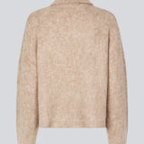 Blød beige strik med en høj hals og halv lynlås. KaneMD v-neck har en løs pasform og lav skuldersøm.