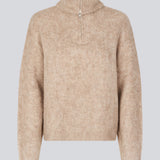 Blød beige strik med en høj hals og halv lynlås. KaneMD v-neck har en løs pasform og lav skuldersøm.