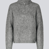 Blød strik i grå med en høj hals og halv lynlås. KaneMD v-neck har en løs pasform og lav skuldersøm.