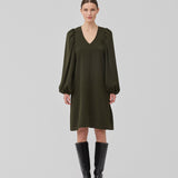 Kort mørkegørn kjole i et let struktureret materiale. KarliMD short dress har pufærmer og en V-udskæring.