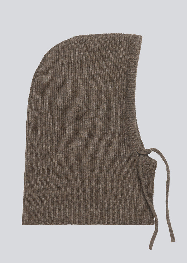 Varm balaclava i brun i en lækker uldblanding, som vil være perfekt til de kolde dage. KarnisMD balaclava er strikket og har snører.