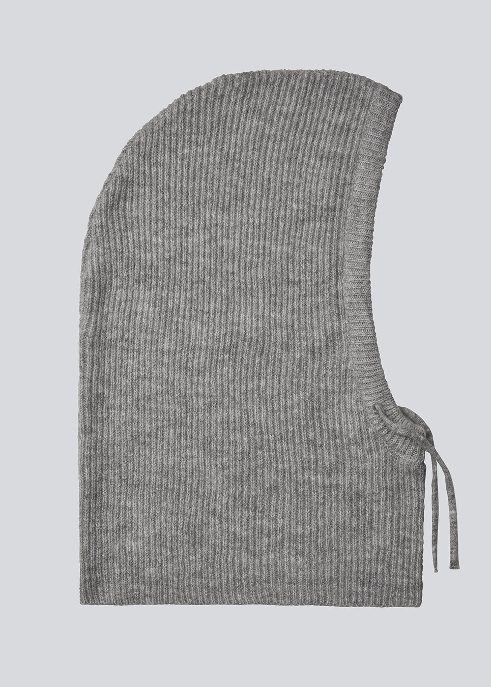 Varm grå balaclava i en lækker uldblanding, som vil være perfekt til de kolde dage. KarnisMD balaclava er strikket og har snører.
