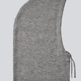Varm grå balaclava i en lækker uldblanding, som vil være perfekt til de kolde dage. KarnisMD balaclava er strikket og har snører.
