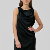 Midi satin kjole med vandfaldsdetalje ved halsen. KatjaMD dress er sort og har bindedetalje ved skulderen og en afslappet pasform.