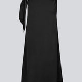 Midi satin kjole med vandfaldsdetalje ved halsen. KatjaMD dress er sort og har bindedetalje ved skulderen og en afslappet pasform.