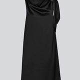 Midi satin kjole med vandfaldsdetalje ved halsen. KatjaMD dress er sort og har bindedetalje ved skulderen og en afslappet pasform.
