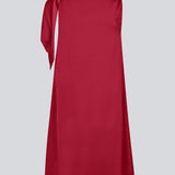 Midi satin kjole i rød med vandfaldsdetalje ved halsen. KatjaMD dress har bindedetalje ved skulderen og en afslappet pasform.