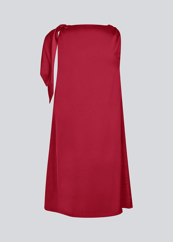 Midi satin kjole i rød med vandfaldsdetalje ved halsen. KatjaMD dress har bindedetalje ved skulderen og en afslappet pasform.