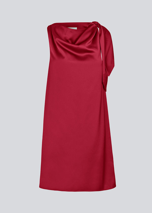 Midi satin kjole i rød med vandfaldsdetalje ved halsen. KatjaMD dress har bindedetalje ved skulderen og en afslappet pasform.