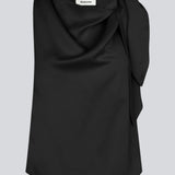 Sort satin top med vandfaldsdetalje ved halsen. KatjaMD top har bindedetalje ved skulderen og en afslappet pasform.