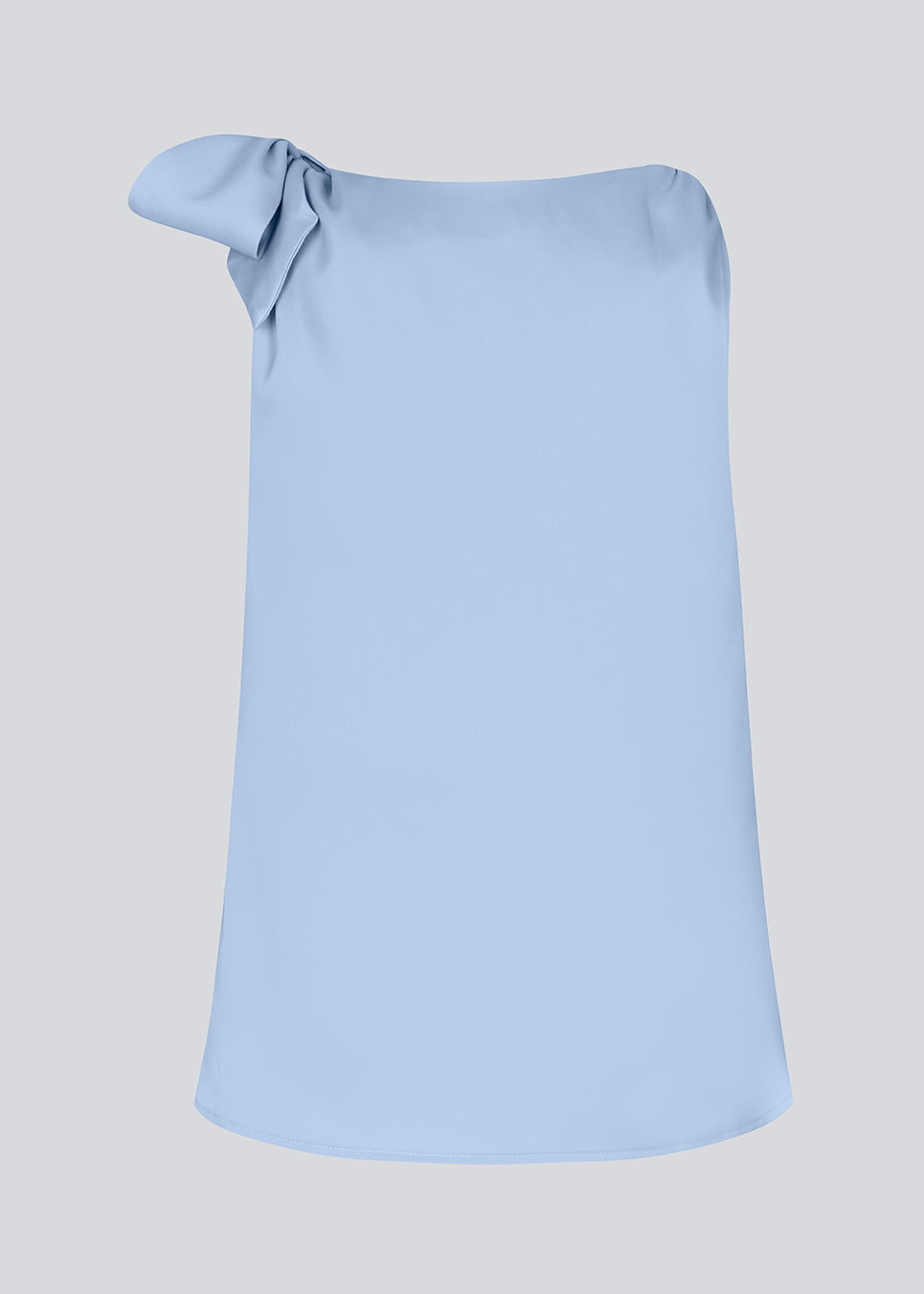 Satin top i lyseblå med vandfalds-detalje ved halsen. KatjaMD top har bindedetalje ved skulderen og en afslappet pasform.

