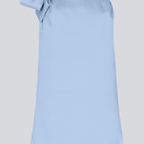 Satin top i lyseblå med vandfalds-detalje ved halsen. KatjaMD top har bindedetalje ved skulderen og en afslappet pasform.
