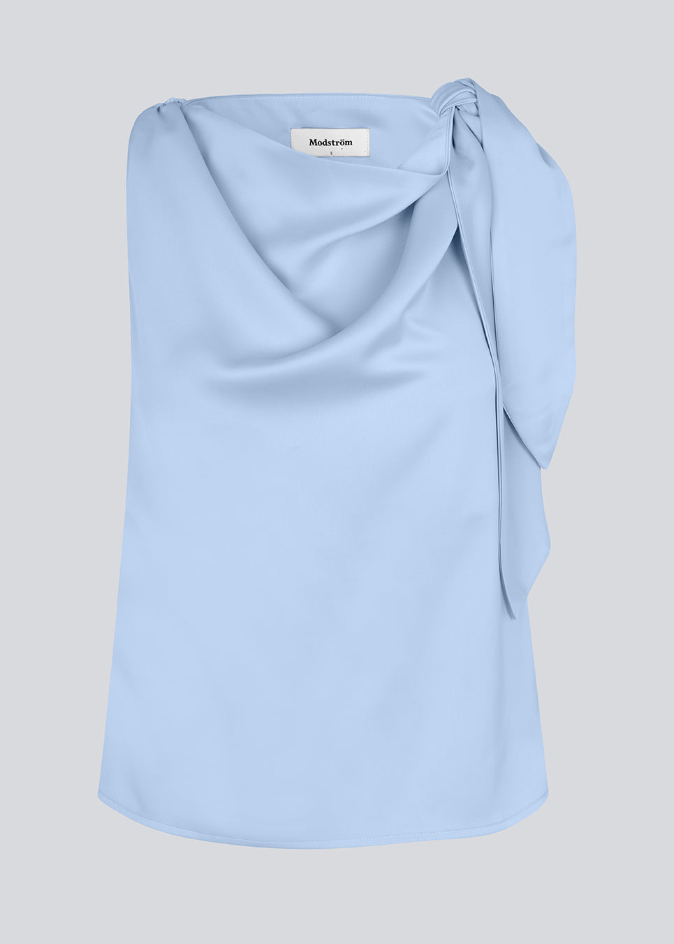 Satin top i lyseblå med vandfalds-detalje ved halsen. KatjaMD top har bindedetalje ved skulderen og en afslappet pasform.
