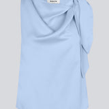 Satin top i lyseblå med vandfalds-detalje ved halsen. KatjaMD top har bindedetalje ved skulderen og en afslappet pasform.
