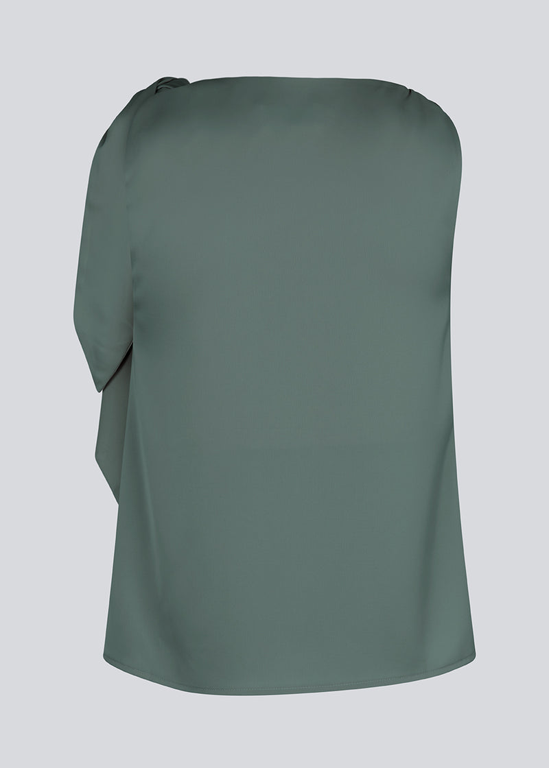 Satin top med vandfaldsdetalje ved halsen. KatjaMD top har bindedetalje ved skulderen og en afslappet pasform.