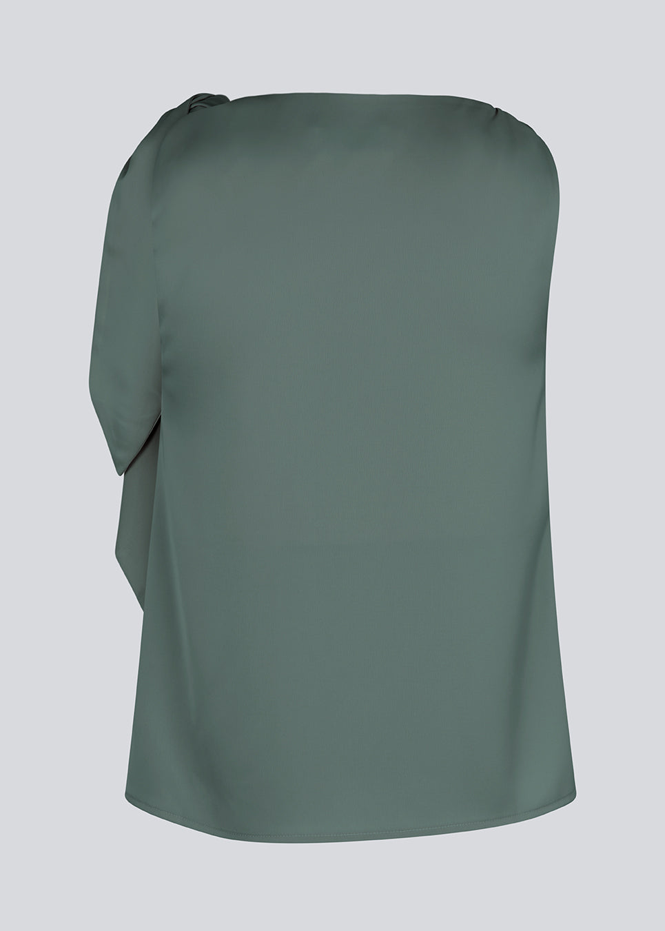 Satin top med vandfaldsdetalje ved halsen. KatjaMD top har bindedetalje ved skulderen og en afslappet pasform.
