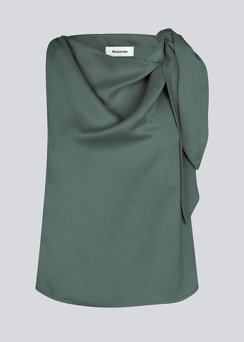 Satin top med vandfaldsdetalje ved halsen. KatjaMD top har bindedetalje ved skulderen og en afslappet pasform.