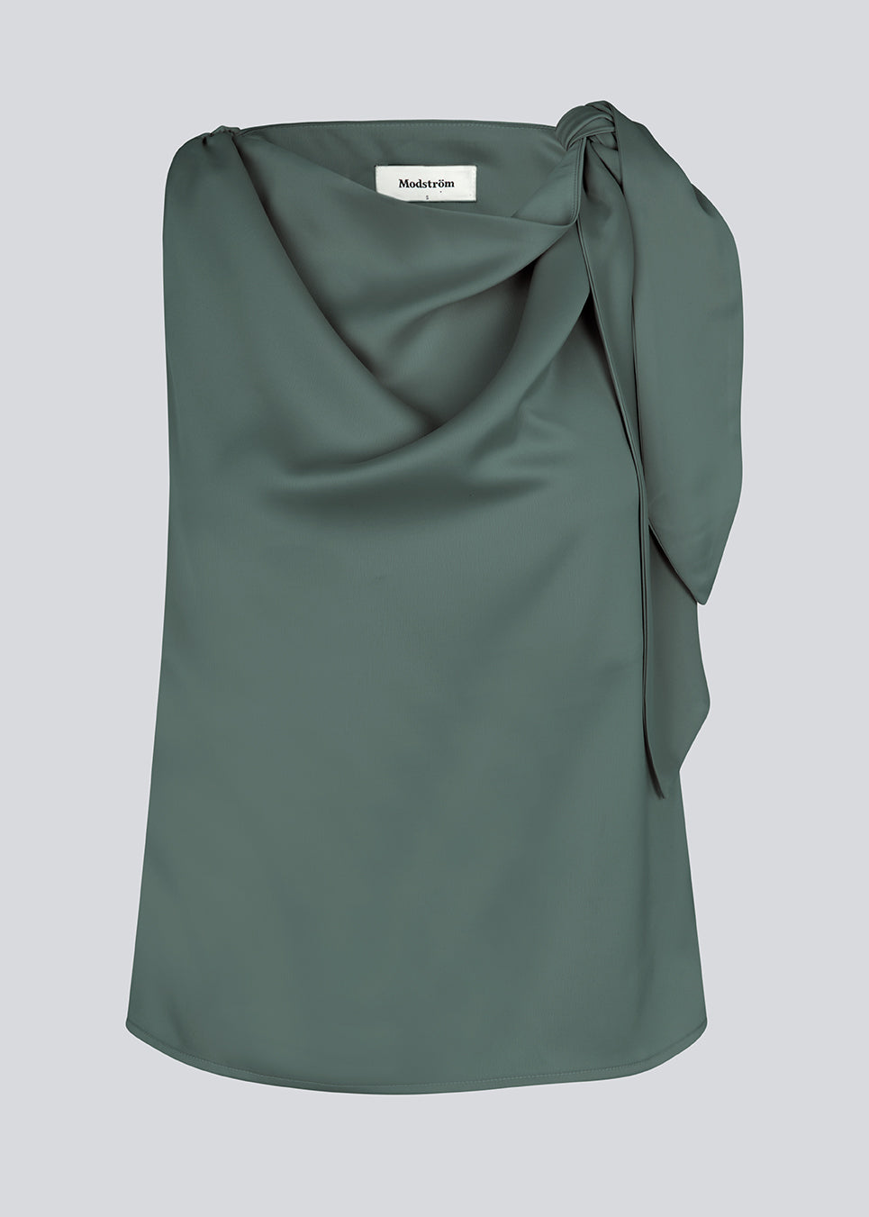 Satin top med vandfaldsdetalje ved halsen. KatjaMD top har bindedetalje ved skulderen og en afslappet pasform.