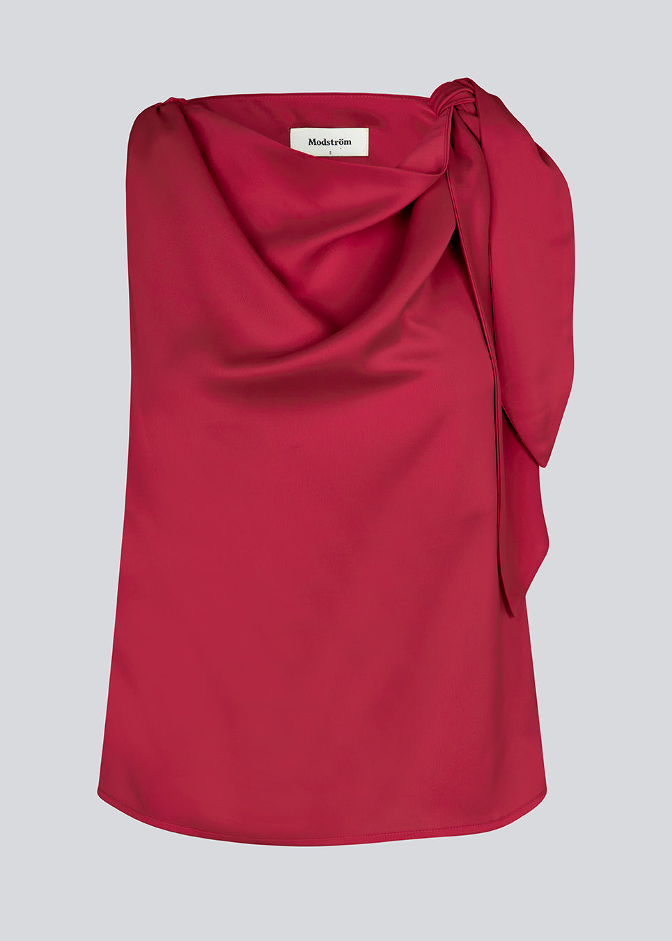 Rød satin top med vandfalds-detalje ved halsen. KatjaMD top har bindedetalje ved skulderen og en afslappet pasform.