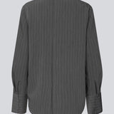 Langærmet mørkegrå pinstripe top en skjult knappelukning i ryggen. KemmaMD top har løse ærmer med manchet med knappelukning.