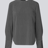 Langærmet mørkegrå pinstripe top en skjult knappelukning i ryggen. KemmaMD top har løse ærmer med manchet med knappelukning.