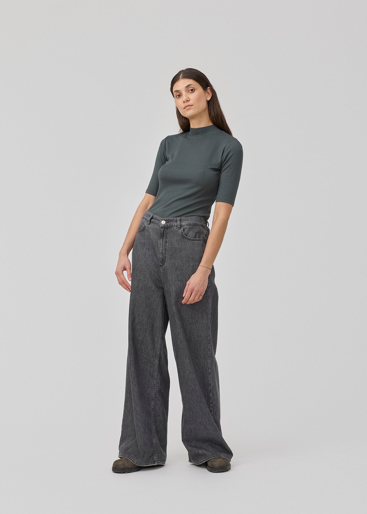Grå jeans med lige ben og stræk i blød bomuldsdenim. KenaMD pants har 5 lommer, en mellem høj talje og elastik i taljen.