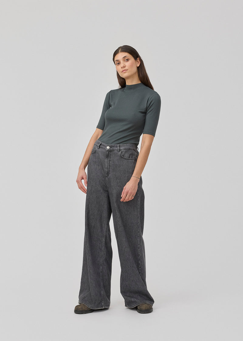 Grå jeans med lige ben og stræk i blød bomuldsdenim. KenaMD pants har 5 lommer, en mellem høj talje og elastik i taljen.