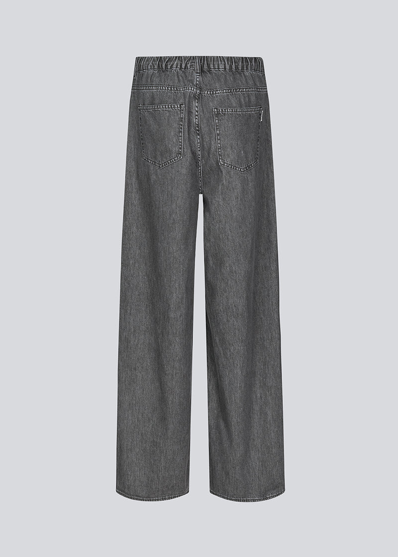 Grå jeans med lige ben og stræk i blød bomuldsdenim. KenaMD pants har 5 lommer, en mellem høj talje og elastik i taljen.