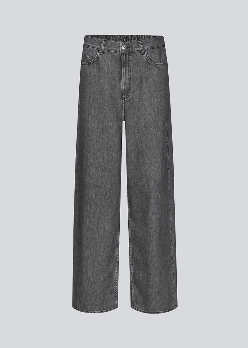Grå jeans med lige ben og stræk i blød bomuldsdenim. KenaMD pants har 5 lommer, en mellem høj talje og elastik i taljen.