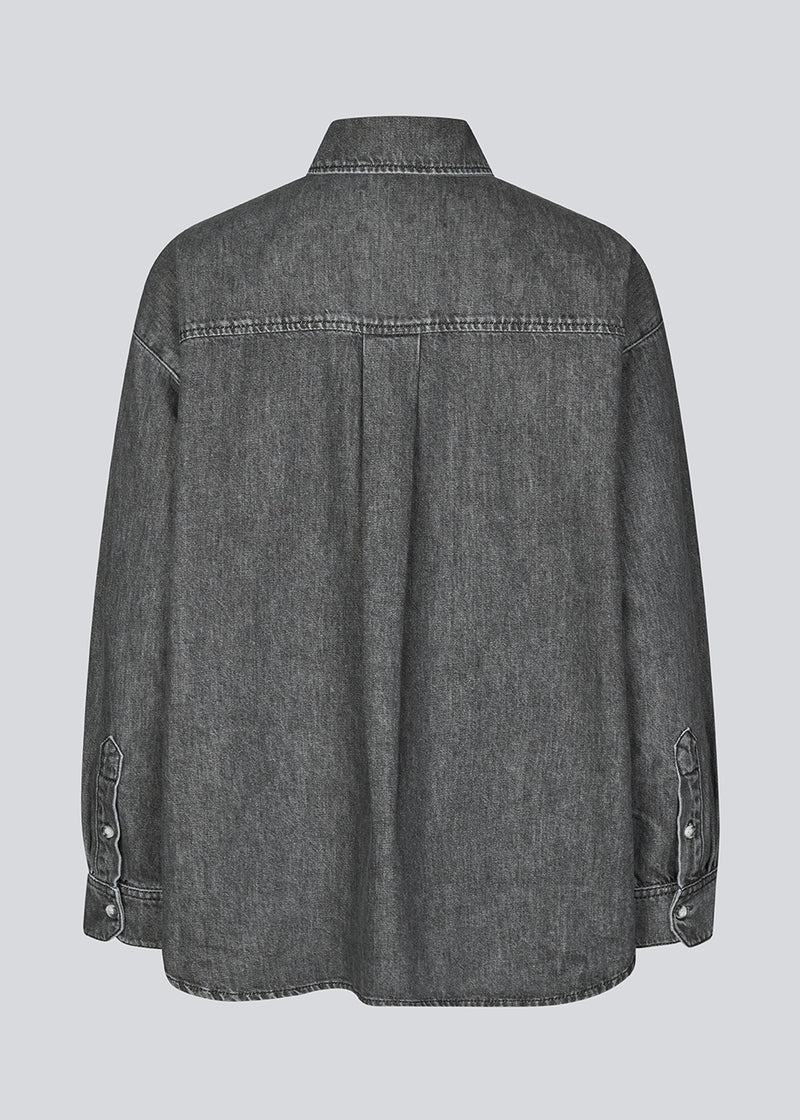 Oversize grå skjorte i blød bomuldsdenim. KenaMD shirt har to brystlommer, skjortekrave og manchet med knappelukning.
