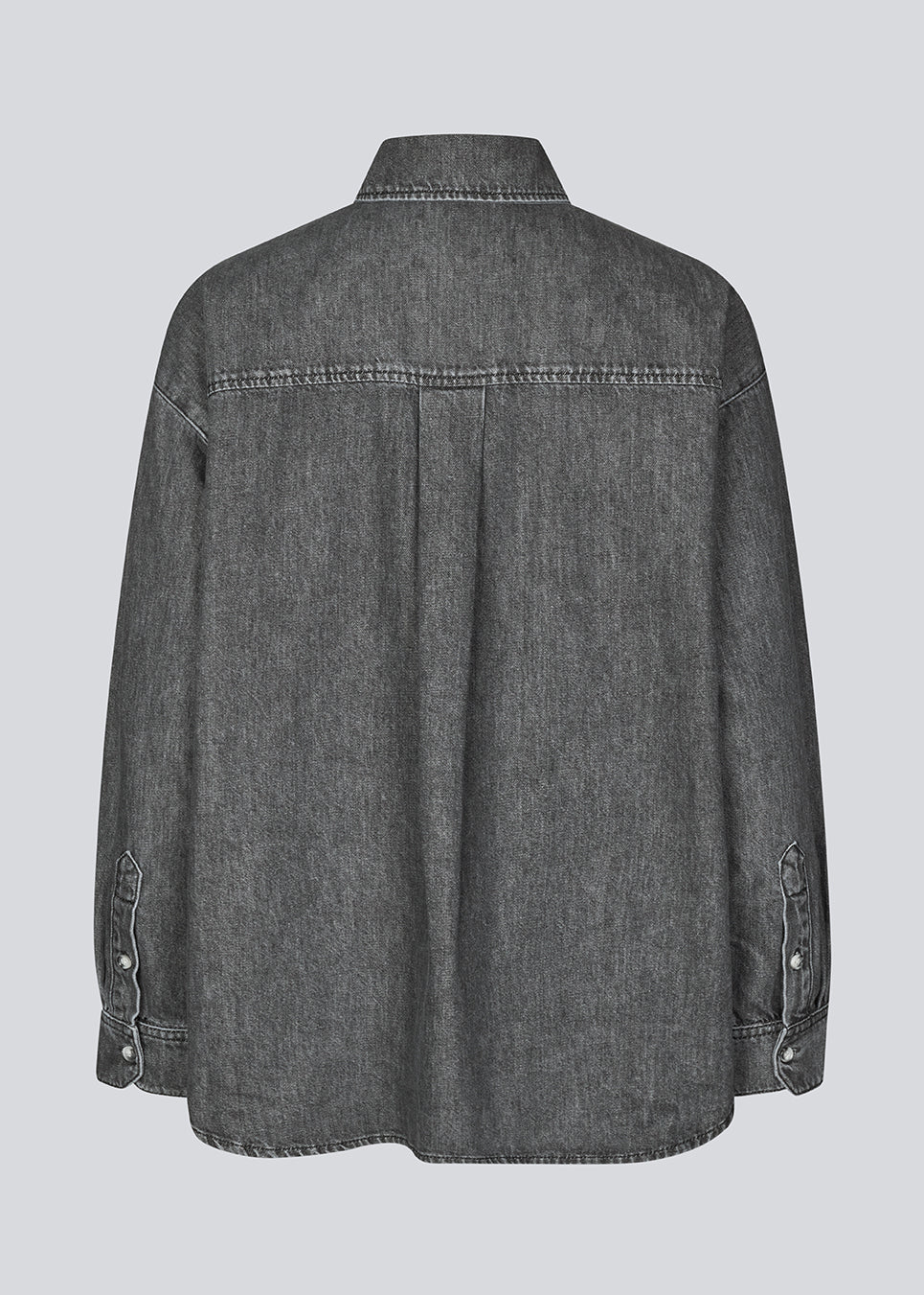 Oversize grå skjorte i blød bomuldsdenim. KenaMD shirt har to brystlommer, skjortekrave og manchet med knappelukning.
