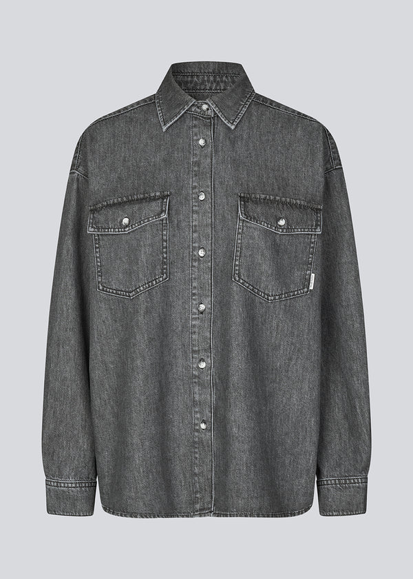 Oversize grå skjorte i blød bomuldsdenim. KenaMD shirt har to brystlommer, skjortekrave og manchet med knappelukning.