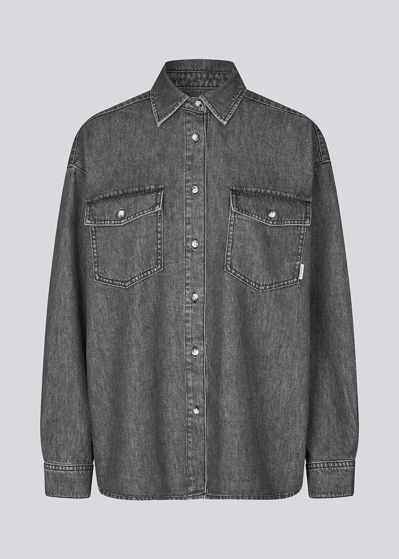 Oversize grå skjorte i blød bomuldsdenim. KenaMD shirt har to brystlommer, skjortekrave og manchet med knappelukning.