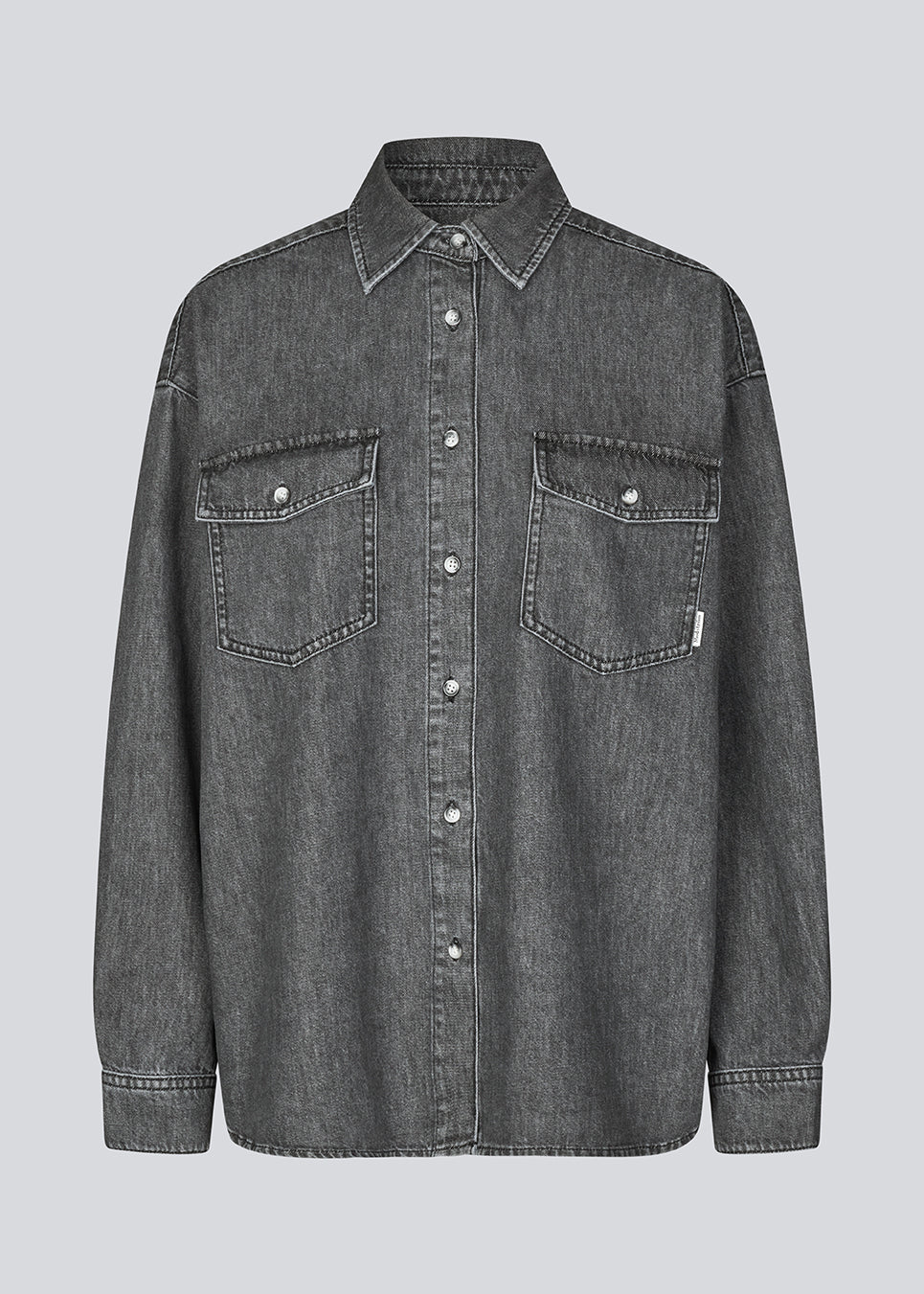 Oversize grå skjorte i blød bomuldsdenim. KenaMD shirt har to brystlommer, skjortekrave og manchet med knappelukning.