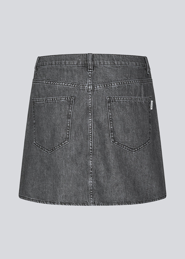 Kort grå denim nederdel i blød bomuldsdenim. Kena MD short skirt har en klassisk a-form og 5 lommer.